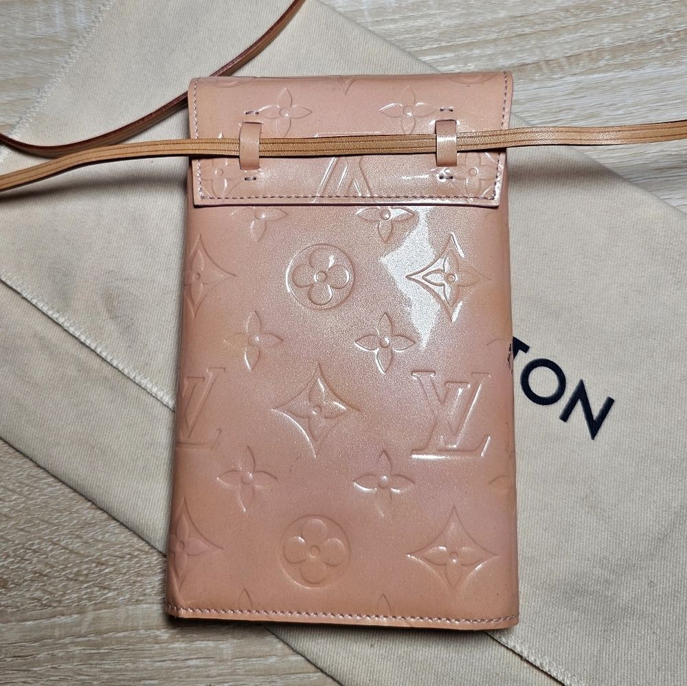 Authentic LOUIS VUITTON Vernis Walker Pink Tri-Fold Crossbody Wallet - Picture 2 of 14